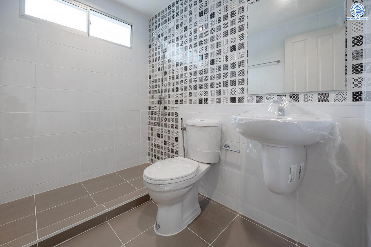 บ้านมือสองตกแต่งใหม่ คุณภาพแบรนด์ LH โครงการ ชัยพฤกษ์ ราชพฤกษ์-แจ้งวัฒนะ เนื้อที่ 66 ตร.ว. ฟังก์ชัน 3 ห้องนอน 3 ห้องน้ำ 2 ที่จอดรถ ภายในตกแต่งหรูหรา บนทำเลติดถนนราชพฤกษ์ เชื่อมสู่แจ้งวัฒนะได้อย่างรวดเร็ว ใกล้รถไฟฟ้าสายสีชมพู "ปากเกร็ด" จุดขึ้นทางด่วน "แจ้งวัฒนะ" โรบินสัน ไลฟ์สไตล์ ราชพฤกษ์ และ โลตัส นอร์ธราชพฤกษ์